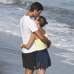 Novak Djokovic y Jelena Ristic abrazados en las playas de Marbella