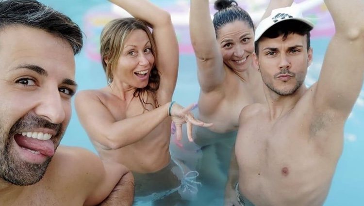 Rosa López y Vero Romero haciendo topless con unos amigos