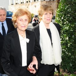 Mercedes Milá con su madre en el funeral de su padre