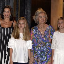 La Reina Letizia, la Princesa Leonor, la Reina Sofía y la Infanta Sofía yendo al ballet en Palma