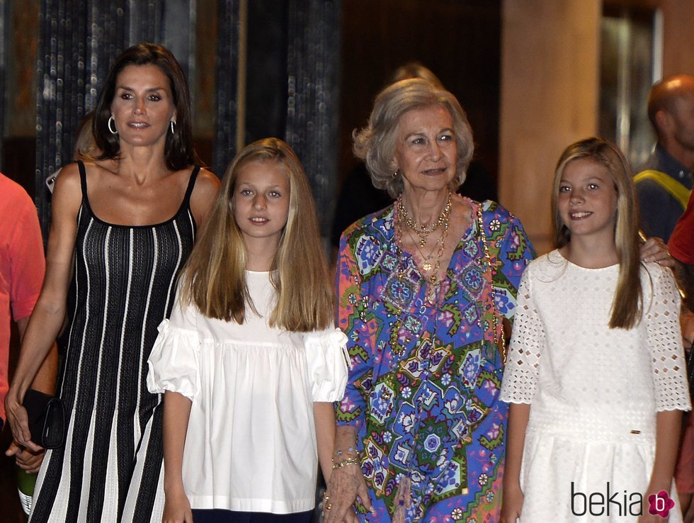 La Reina Letizia, la Princesa Leonor, la Reina Sofía y la Infanta Sofía yendo al ballet en Palma