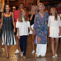 La Reina Letizia, la Princesa Leonor, la Infanta Sofía y la Reina Sofía en el ballet en Palma