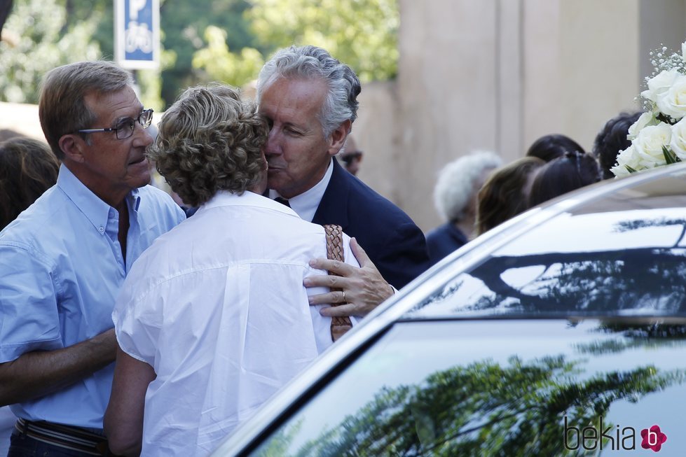 Mercedes Milá y Lorenzo Milá se saludan en el funeral de su madre