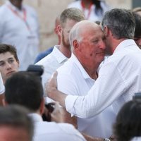 El Rey Felipe y Harald de Noruega se abrazan en la entrega de trofeos de la Copa del Rey de Vela 2019