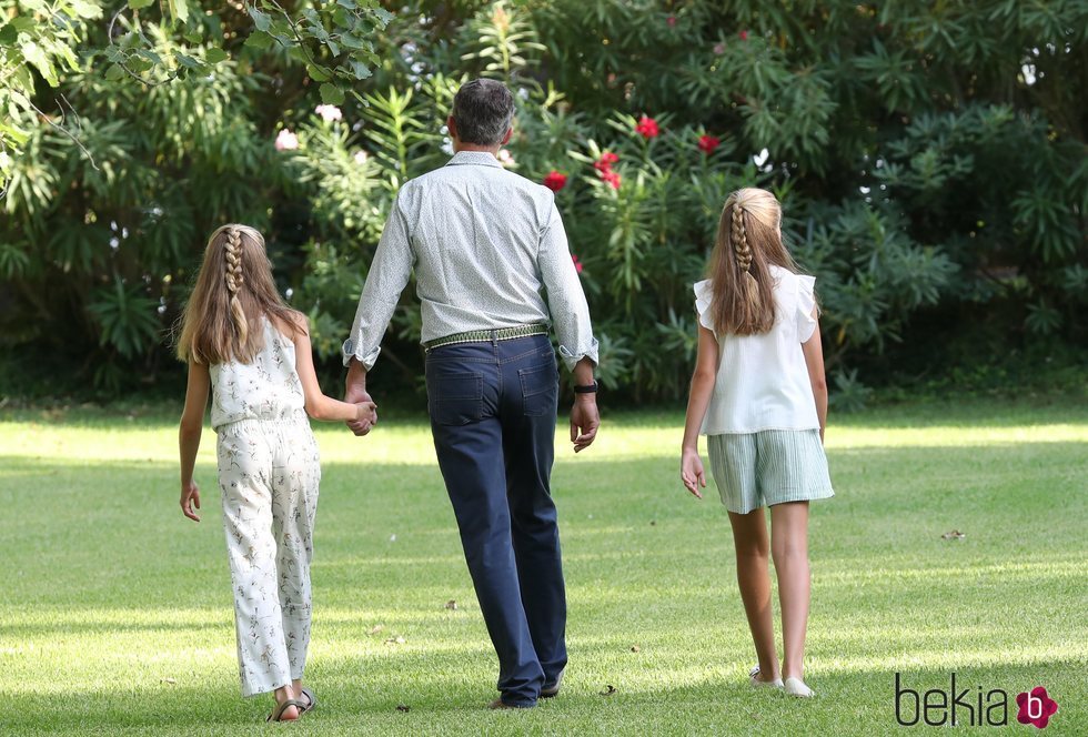 El Rey Felipe camina con la Princesa Leonor y la Infanta Sofía en su posado de verano 2019