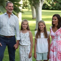 Los Reyes Felipe y Letizia, la Princesa Leonor y la Infanta Sofía, muy sonrientes en su posado de verano 2019 en Marivent