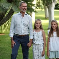 Los Reyes Felipe y Letizia, la Princesa Leonor y la Infanta Sofía, muy sonrientes en su posado de verano 2019 en Marivent