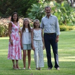 Los Reyes Felipe y Letizia, la Princesa Leonor y la Infanta Sofía en su posado de verano 2019 en Marivent