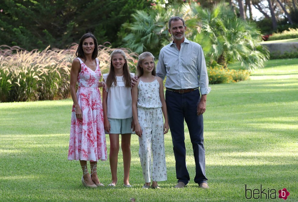 Los Reyes Felipe y Letizia, la Princesa Leonor y la Infanta Sofía en su posado de verano 2019 en Marivent