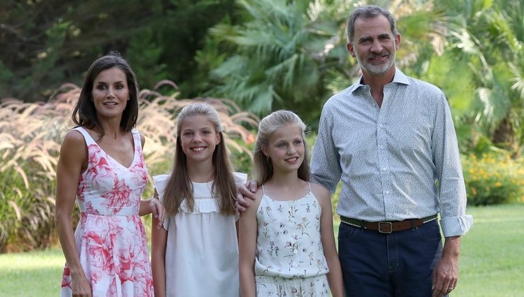 Los Reyes Felipe y Letizia, la Princesa Leonor y la Infanta Sofía en su posado de verano 2019 en Marivent