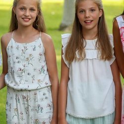 La Princesa Leonor y la Infanta Sofía, muy sonrientes en su posado de verano 2019 en Marivent