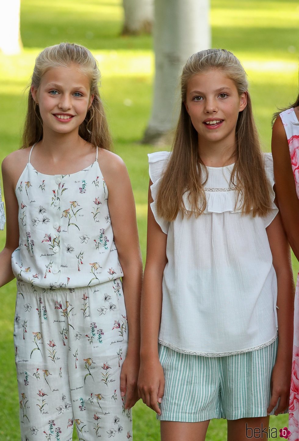 La Princesa Leonor y la Infanta Sofía, muy sonrientes en su posado de verano 2019 en Marivent