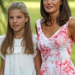 La Reina Letizia y la Infanta Sofía en su posado de verano 2019 en Marivent