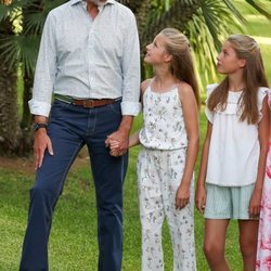 El Rey Felipe habla con la Princesa Leonor y la Infanta Sofía en su posado de verano 2019 en Marivent