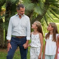 El Rey Felipe habla con la Princesa Leonor y la Infanta Sofía en su posado de verano 2019 en Marivent