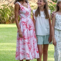 La Reina Letizia y la Infanta Sofía, muy cómplices en su posado de verano 2019 en Marivent