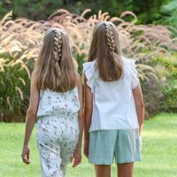 La Princesa Leonor y la Infanta Sofía caminando en su posado de verano 2019 en Marivent