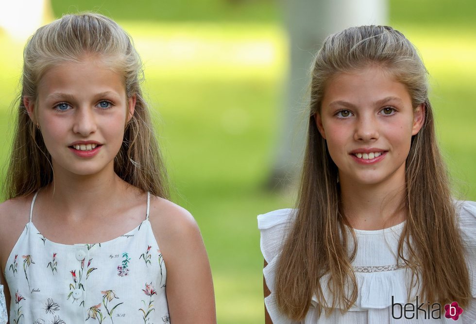 La Princesa Leonor y la Infanta Sofía en su posado de verano 2019 en Marivent