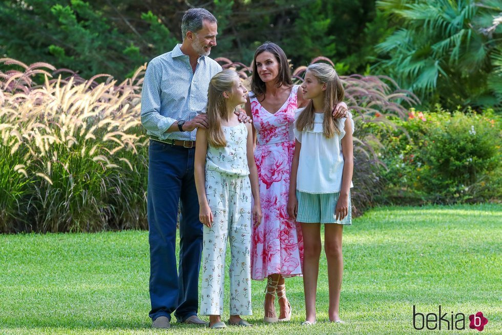 Los Reyes Felipe y Letizia, la Princesa Leonor y la Infanta Sofía, muy cómplices en su posado de verano 2019 en Marivent