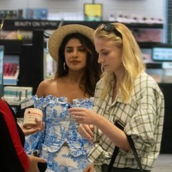 Sophie Turner y Priyanka Chopra juntas en Florida