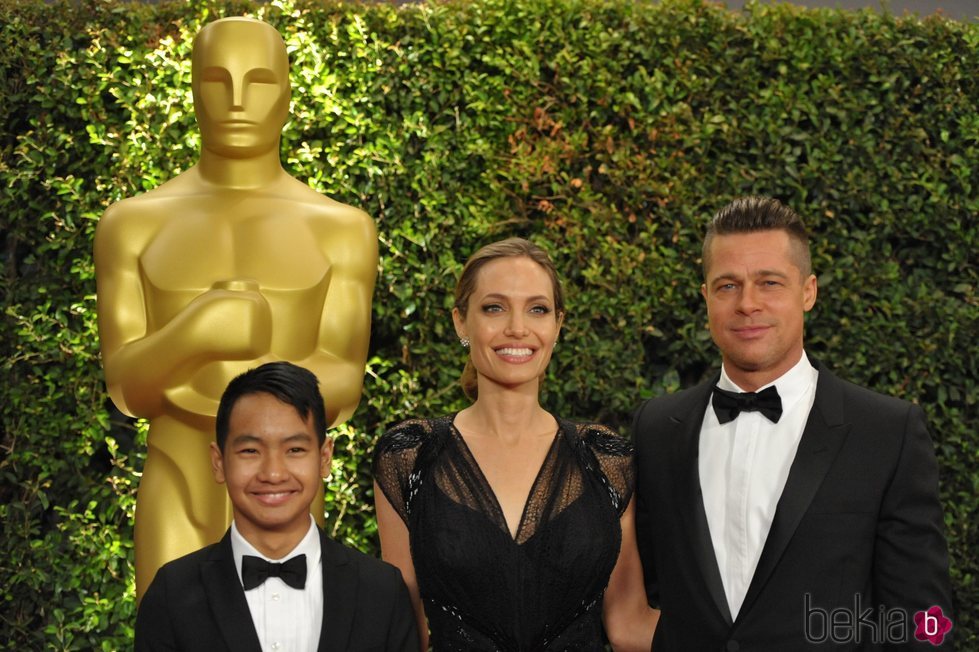Brad Pitt y Angelina Jolie con Maddox Jolie-Pitt en los Governos Awards 2013