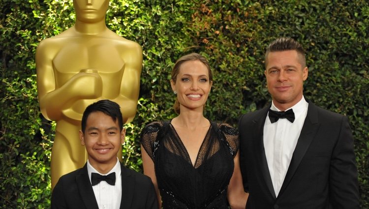 Brad Pitt y Angelina Jolie con Maddox Jolie-Pitt en los Governos Awards 2013