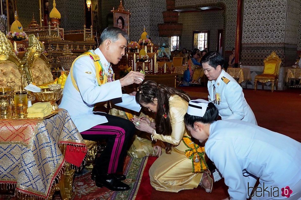 El Rey de Tailandia proclamando consorte real a una de sus amantes