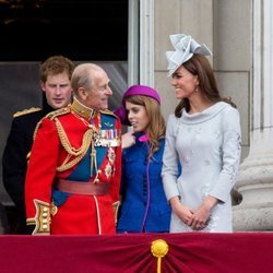 La Reina Isabel, el Duque de Edimburgo, el Príncipe Guillermo, Kate Middleton, el Príncipe Harry y la Princesa Beatriz de York en 2012
