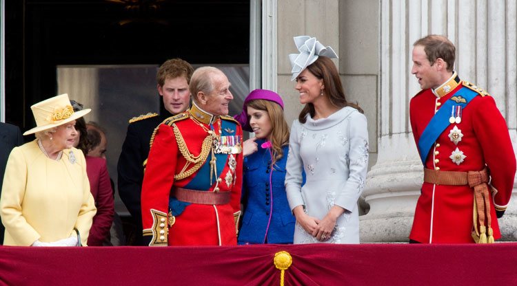 La Reina Isabel, el Duque de Edimburgo, el Príncipe Guillermo, Kate Middleton, el Príncipe Harry y la Princesa Beatriz de York en 2012