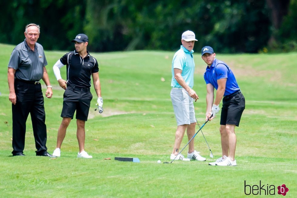 Joe Jonas y Nick Jonas jugando al golf