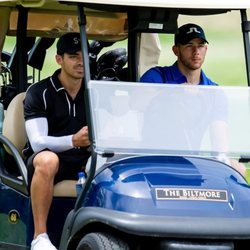 Nick Jonas y Joe Jonas en un carro de golf en Miami