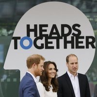 El Príncipe Guillermo, Kate Middleton y el Príncipe Harry en un acto de Heads Together