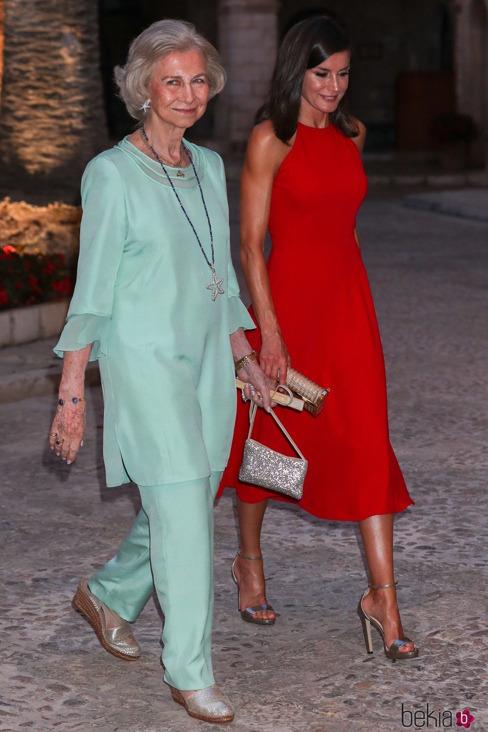 La Reina Letizia y la Reina Sofía, muy cómplices en la recepción del Palacio de la Almudaina en Mallorca del verano 2019