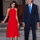 El Rey Felipe y la Reina Letizia charlando en la repceción del Palacio de la Almudaina en Mallorca del verano 2019