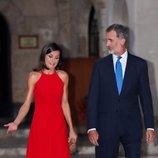El Rey Felipe y la Reina Letizia charlando en la repceción del Palacio de la Almudaina en Mallorca del verano 2019