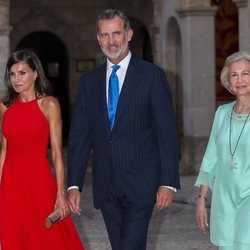 La Reina Letizia, el Rey Felipe y la Reina Sofía acudiendo a la recepción del Palacio de la Almudaina en Mallorca del verano 2019