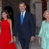 La Reina Letizia, el Rey Felipe y la Reina Sofía acudiendo a la recepción del Palacio de la Almudaina en Mallorca del verano 2019