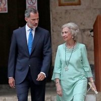 El Rey Felipe con su madre la Reina Sofía en la recepción del Palacio de la Almudaina en Mallorca del verano 2019