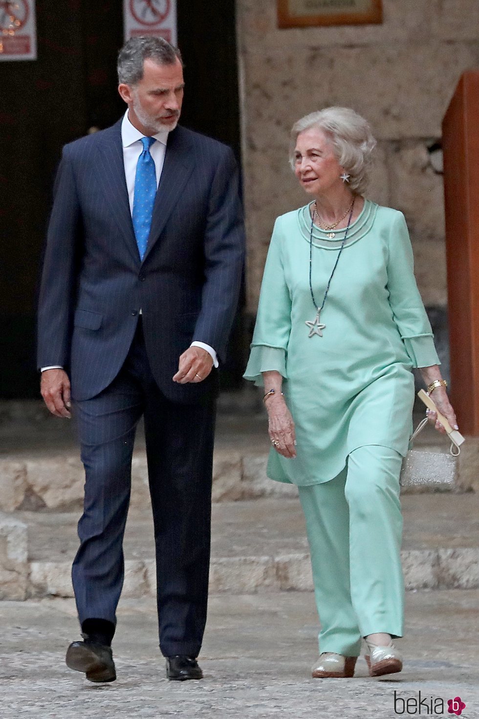 El Rey Felipe con su madre la Reina Sofía en la recepción del Palacio de la Almudaina en Mallorca del verano 2019