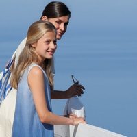 La Reina Letizia y la Princesa Leonor contemplando la costa de Mallorca