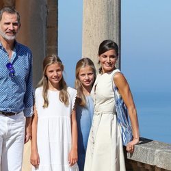 El Rey Felipe, la Reina Letizia, la Princesa Leonor y la Infanta Sofía al lado de u precioso mirador de Mallorca