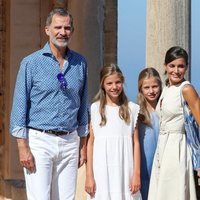 El Rey Felipe, la Reina Letizia, la Princesa Leonor y la Infanta Sofía al lado de u precioso mirador de Mallorca