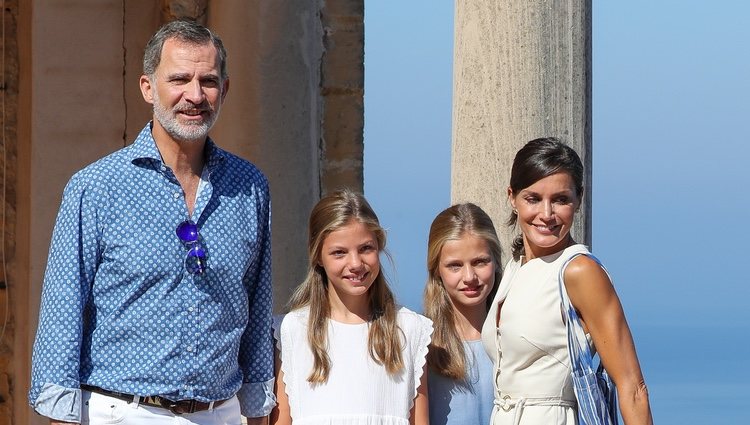 El Rey Felipe, la Reina Letizia, la Princesa Leonor y la Infanta Sofía al lado de u precioso mirador de Mallorca