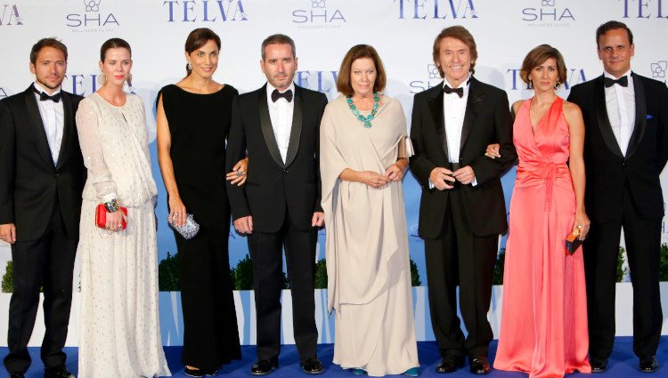 Raphael y Natalia Figueroa junto a sus hijos y las parejas de estos en la gala de los Premios Telva a las Artes, las Ciencias y el Deporte en 2013