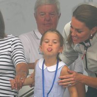 La Princesa Carlota sacando la lengua ante la mirada risueña de su madre