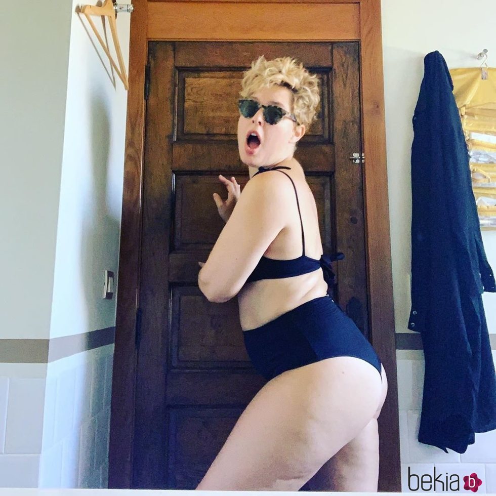 Tania Llasera posando en bikini en el baño de su casa