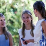 La Reina Letizia charlando con sus hijas la Infanta Sofía y la Princesa Leonor en el museo Son Marroig de Mallorca