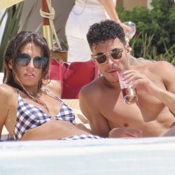 Sofía Suescun y Kiko Jiménez, juntos en una piscina de Ibiza