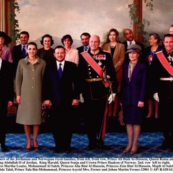 La Familia Real de Jordania posa junto a parte de la Familia Real de Noruega  en el año 2000