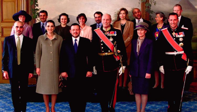 La Familia Real de Jordania posa junto a parte de la Familia Real de Noruega  en el año 2000